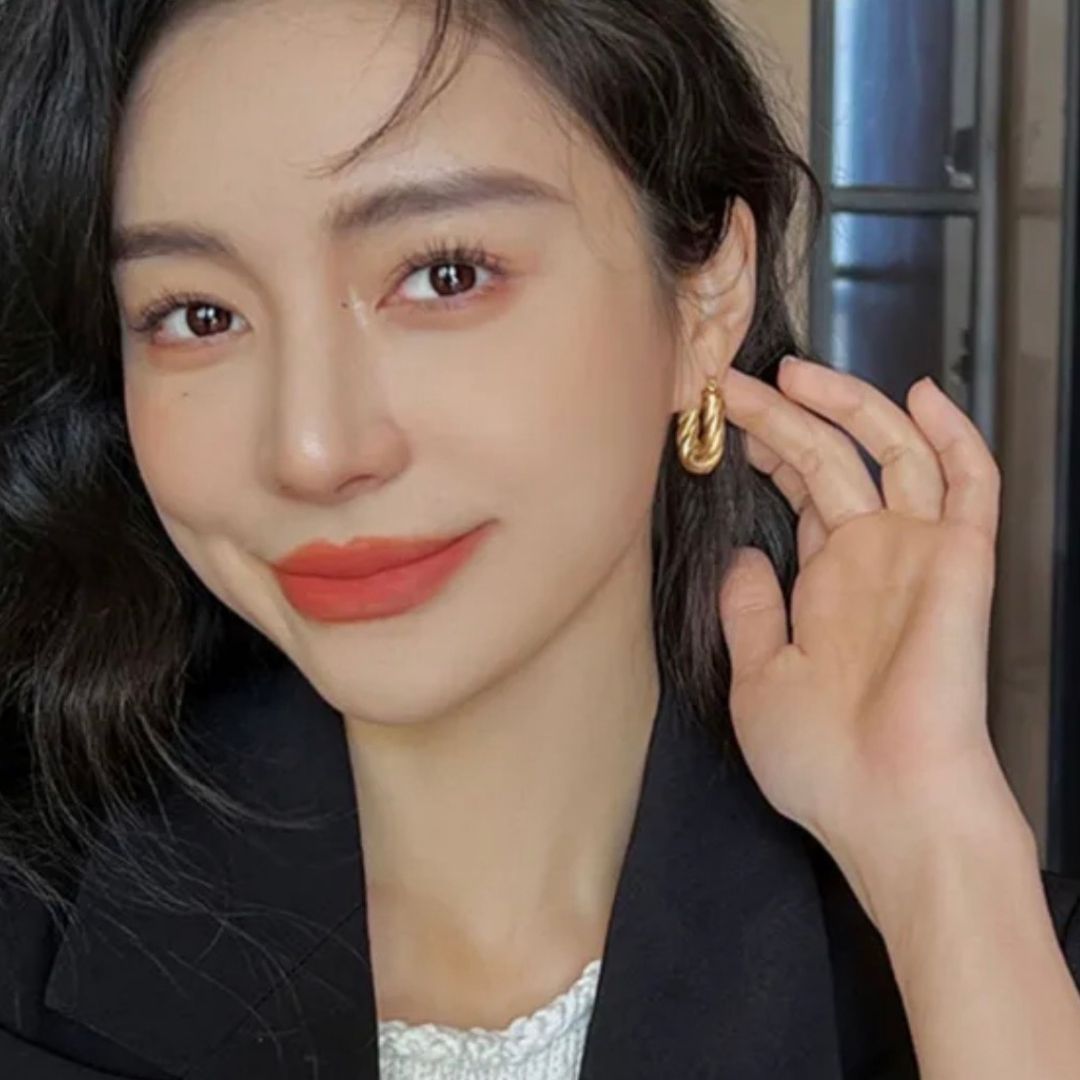 VINTAGE GOLD HOOP EARING