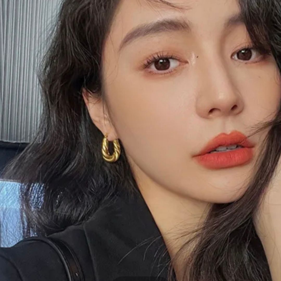 VINTAGE GOLD HOOP EARING