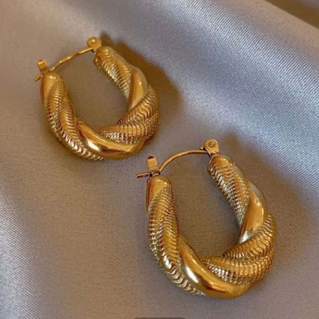 VINTAGE GOLD HOOP EARING